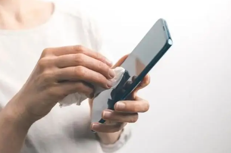 能不能用酒精擦手機屏幕?